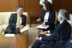 日本防衛(wèi)相森本敏(左)與美國(guó)副國(guó)務(wù)卿伯恩斯舉行會(huì)談