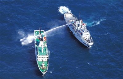 昨日，東海某海域，東海艦隊拖船使用高壓水炮為地方執(zhí)法船滅火