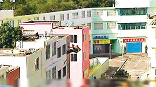 解放軍駐港部隊(duì)從屋頂游繩攻入建筑物。圖片來(lái)源：香港《文匯報(bào)》