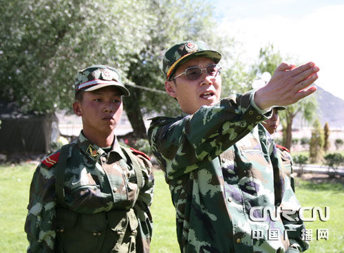 郭毅力在拉薩支隊(duì)執(zhí)勤點(diǎn)檢查執(zhí)勤情況 郭毅力在拉薩支隊(duì)執(zhí)勤點(diǎn)檢查執(zhí)勤情況