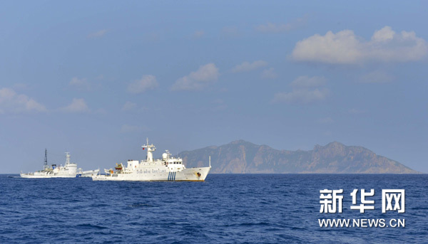 在釣魚島海域巡航的中國海監(jiān)75船(右)責令日船立即離開我國領海 在釣魚島海域巡航的中國海監(jiān)75船(右)責令日船立即離開我國領海