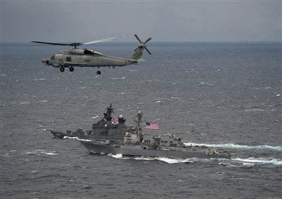 2011年1月10日，美國海軍驅(qū)逐艦與日本海上自衛(wèi)隊“鞍馬”號驅(qū)逐艦在日本長崎縣附近海域舉行聯(lián)合海上演習。資料圖片