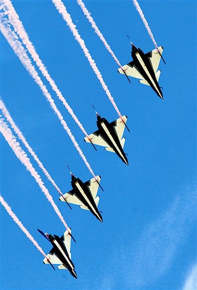 藍(lán)天為紙，6架紅藍(lán)涂裝的殲-10戰(zhàn)機(jī)縱情潑墨寫意