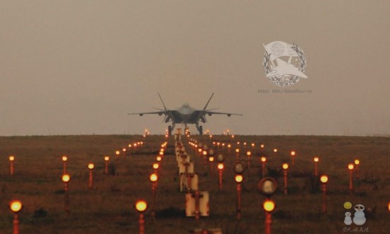 殲20再次露面機體布滿神秘圓點 殲20再次露面機體布滿神秘圓點