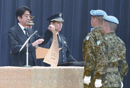 20日，日本首相安倍晉三向回國的戈蘭高地維和自衛(wèi)隊遞交政府獎狀。安倍在儀式上稱，近年“日本周邊的安全保障環(huán)境更加嚴(yán)峻”，為此將修改《防衛(wèi)計劃大綱》，進一步加強日美同盟。