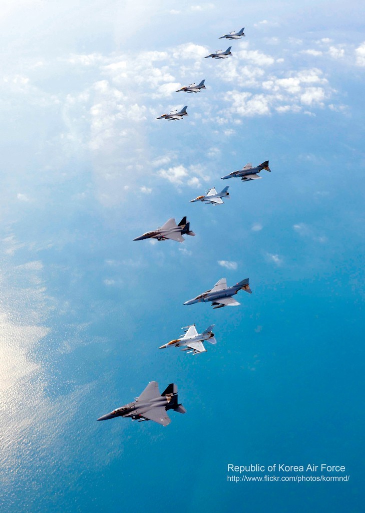 圖為韓空軍KF-16戰(zhàn)機(jī)、F-4戰(zhàn)機(jī)、F-15K兩代三型戰(zhàn)機(jī)編隊(duì)升空練作戰(zhàn)。