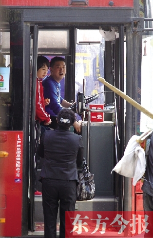 梅麗手持殘疾人證等車時，多次被司機(jī)婉言謝絕