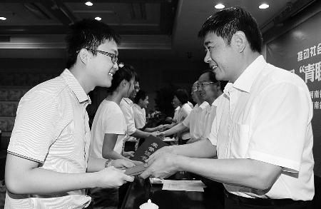 百余寒門學(xué)子到省直機(jī)關(guān)帶薪實習(xí) 每人每月可領(lǐng)到1500元