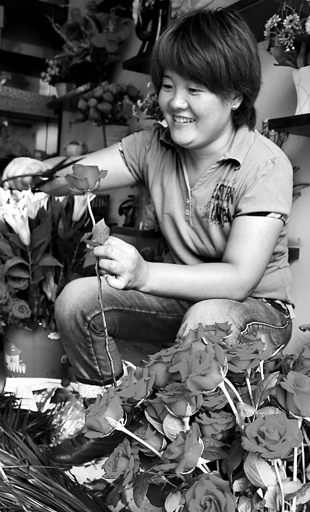 8月21日，內黃縣一家鮮花店的工作人員正在包裝鮮花。