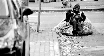 她靠在裝滿樹葉的大袋子上瞇了一會(huì)。