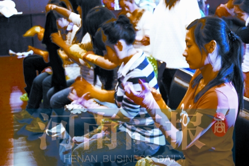 演出前，她們仔細(xì)檢查每一處細(xì)節(jié)