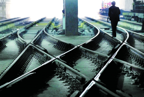 ▲鄭州地鐵1號線醫(yī)學院站，地下18米縱橫交錯的鐵軌伸向遠方。