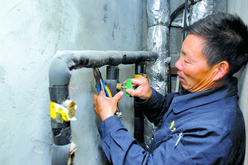 衛(wèi)運(yùn)宗師傅為御金城小區(qū)用戶開(kāi)啟供熱閥門