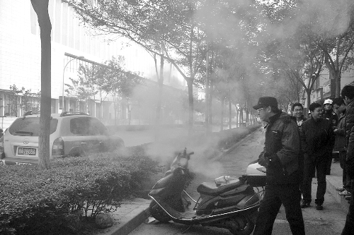 暖氣管爆裂，熱水熱氣從花壇中噴出。