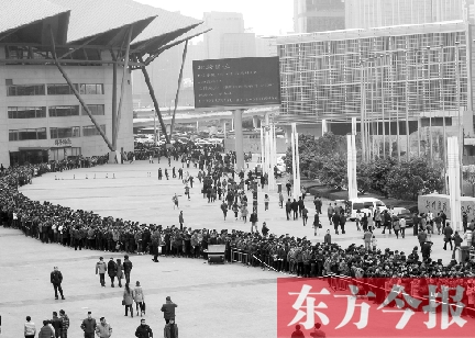 3月2日，在鄭州國(guó)際會(huì)展中心，河南省春季人才招聘會(huì)舉行，六萬(wàn)五千名求職者扎堆求職