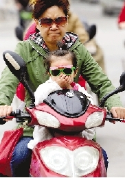 昨天清晨，文化宮路。 鄭州晚報記者 張翼飛 圖