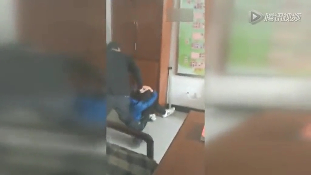 實拍包頭某校宿管員扯頭發(fā)腳踹棍棒毆打學生