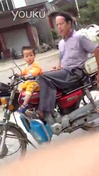 兩歲女童開(kāi)摩托載爺爺