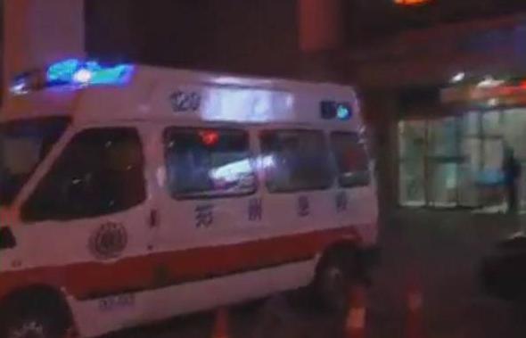 女兒不救父親，鄰居很憤怒