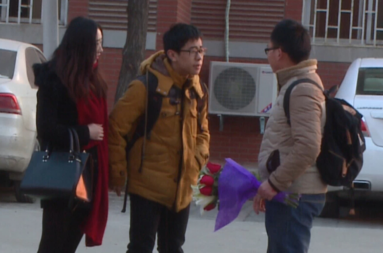 美女請你假裝其男友拒絕追求者，你會怎么辦？