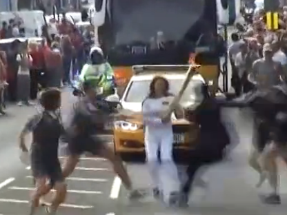 驚魂一幕！不速之客搶奧運火炬遭安保摁倒