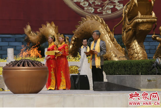 中華炎黃文化研究會會長許嘉璐宣讀拜祖大典拜祭文。映象網(wǎng)記者 邵恰 攝