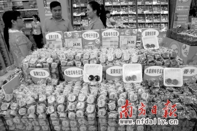 散裝月餅因其實(shí)惠的價(jià)格、豐富的口味而受到市民的青睞。