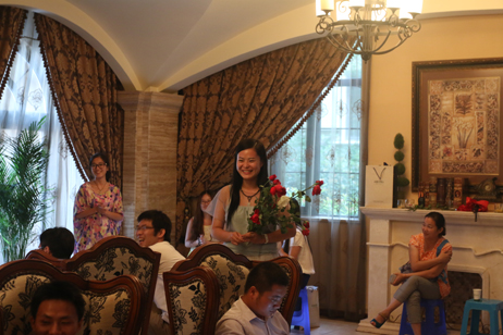 收到怎么多玫瑰，當(dāng)然開心啦！