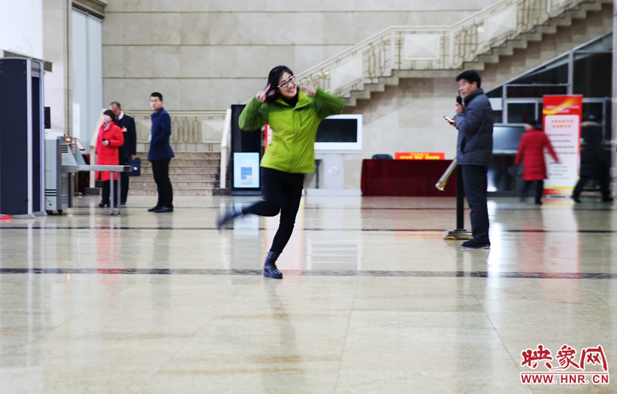 南樂(lè)天完成一個(gè)采訪后，興奮的跳了起來(lái)。