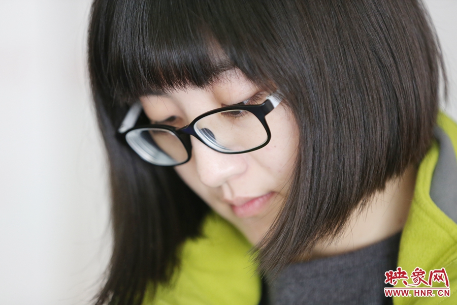 采訪中認(rèn)真記錄的樂(lè)天。