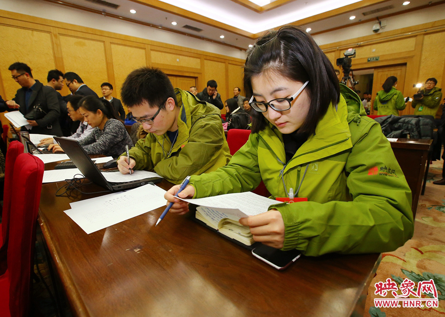 大象融媒映象網(wǎng)記者南樂(lè)天在兩會(huì)記者會(huì)開(kāi)始前積極準(zhǔn)備。