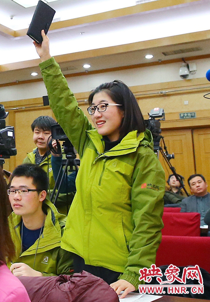 兩會(huì)記者會(huì)，樂(lè)天站起來(lái)舉手。