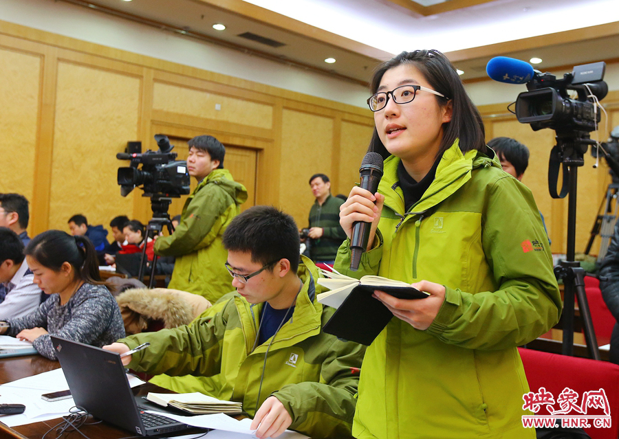 大象融媒映象網(wǎng)記者南樂(lè)天在記者會(huì)上提問(wèn)。