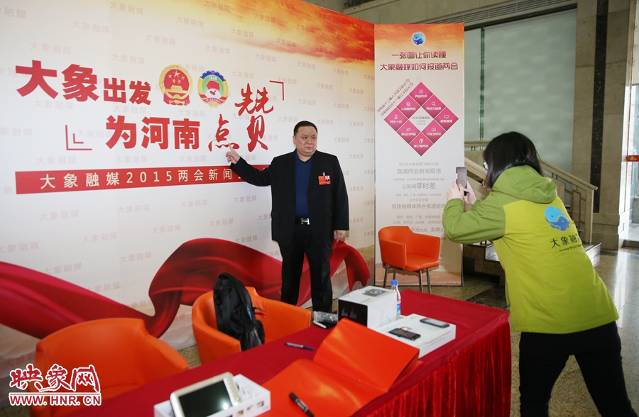 幫代表在大象融媒新聞會(huì)客廳留影拍照。