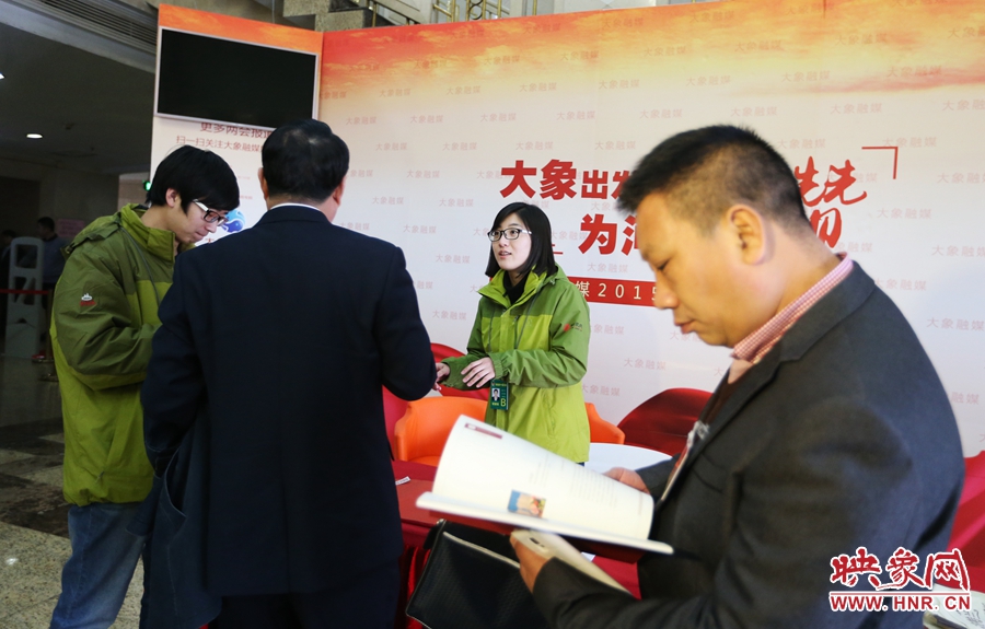 向代表、委員講解大象融媒旗下出品的新聞產(chǎn)品。