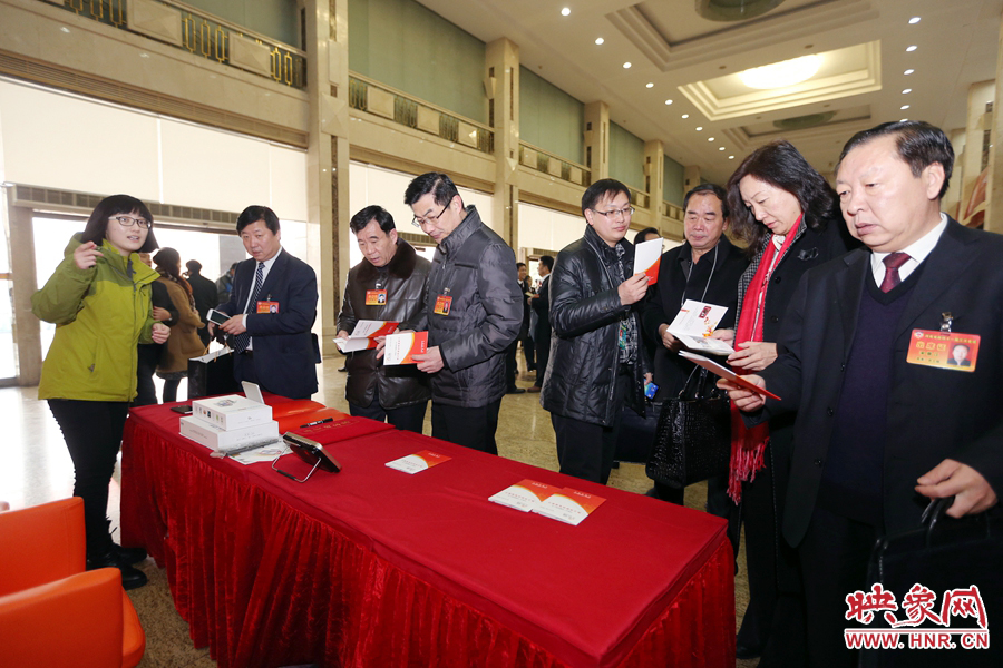 向代表、委員講解大象融媒旗下出品的新聞產(chǎn)品。