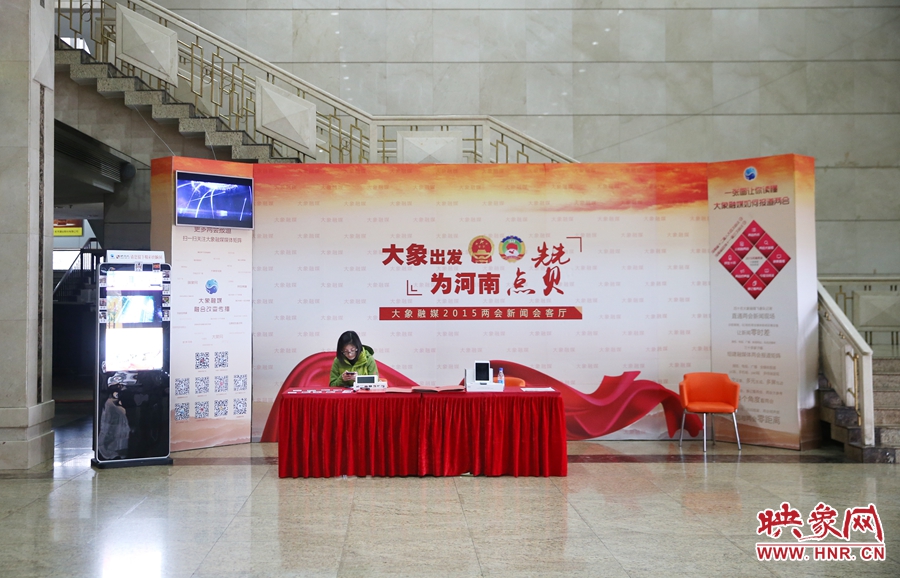 工作間隙還要更新映象網(wǎng)兩會(huì)微博。