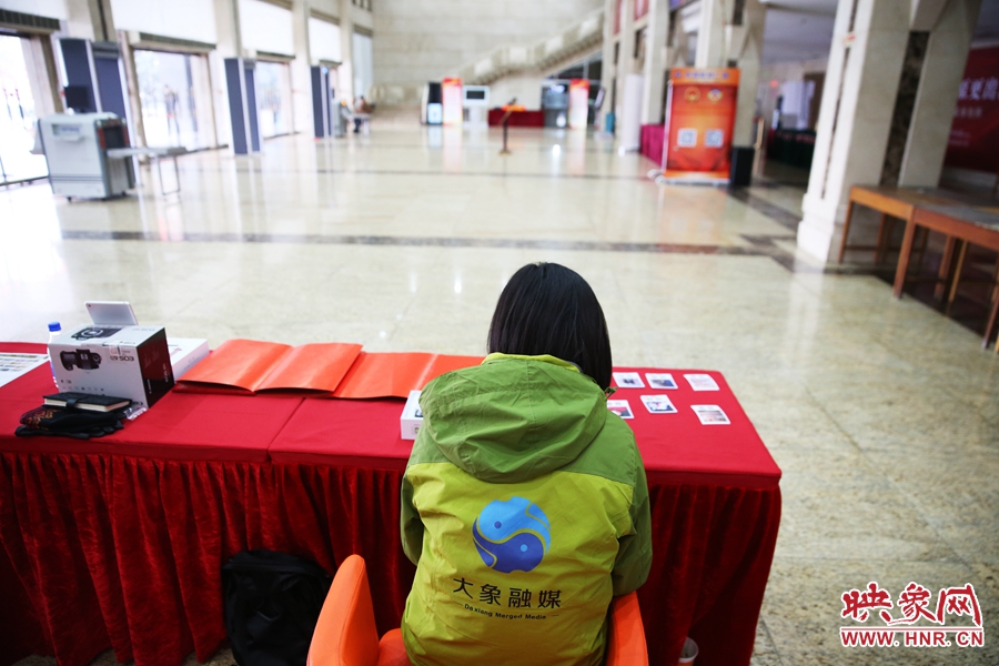 一個(gè)人的堅(jiān)守在工作崗位。