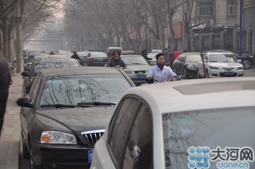 　業(yè)主將車停到經(jīng)一路上，給路人造成很大的不便