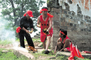 龍王廟前祭拜。