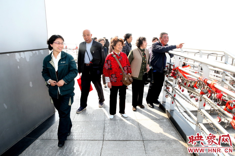 勞模排隊進(jìn)入福塔參觀