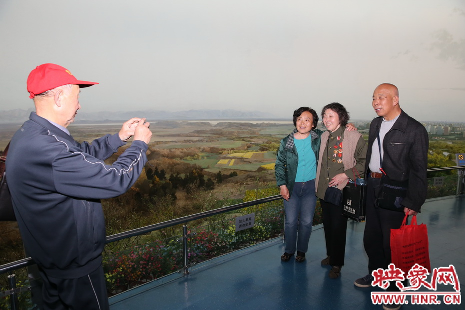 勞模排隊進(jìn)入福塔參觀