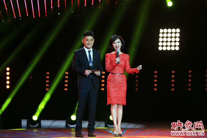 《梨園春》主持人關(guān)楓、龐曉戈