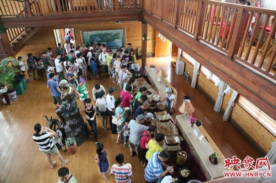 聽眾們在木屋會所享用免費自助餐。