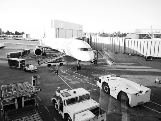 河南電視臺(tái)都市頻道記者拍到的繁忙的孟菲斯機(jī)場