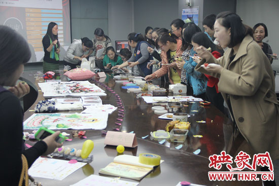 比賽現場熱鬧非凡，各位女神競相展示自己的作品