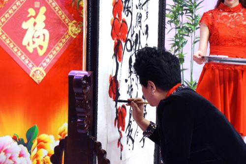 公司特聘請(qǐng)國(guó)家一級(jí)著名豫劇演員王希玲作為春節(jié)期間“歡騰購物”形象大使