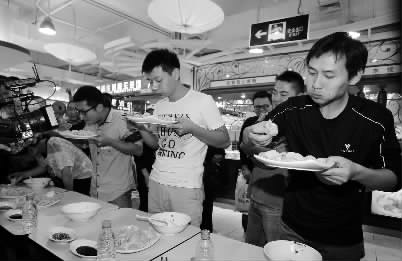 再整兩盤餃子，“騎士牛仔”（右一）真是好胃口