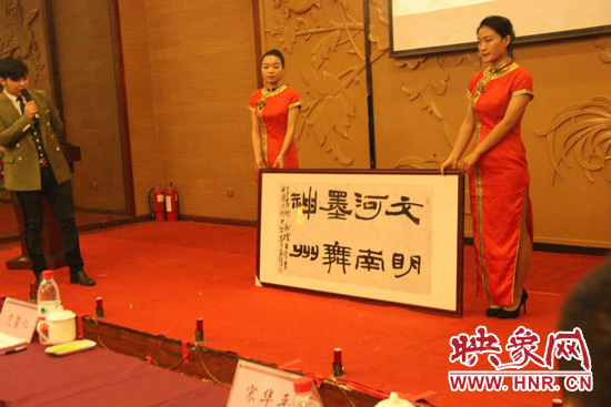 工作人員現(xiàn)場(chǎng)展示名家書(shū)法精品 工作人員現(xiàn)場(chǎng)展示名家書(shū)法精品