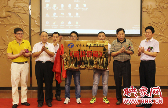 出席儀式的嘉賓為《榜樣河南》欄目的開播揭牌 出席儀式的嘉賓為《榜樣河南》欄目的開播揭牌